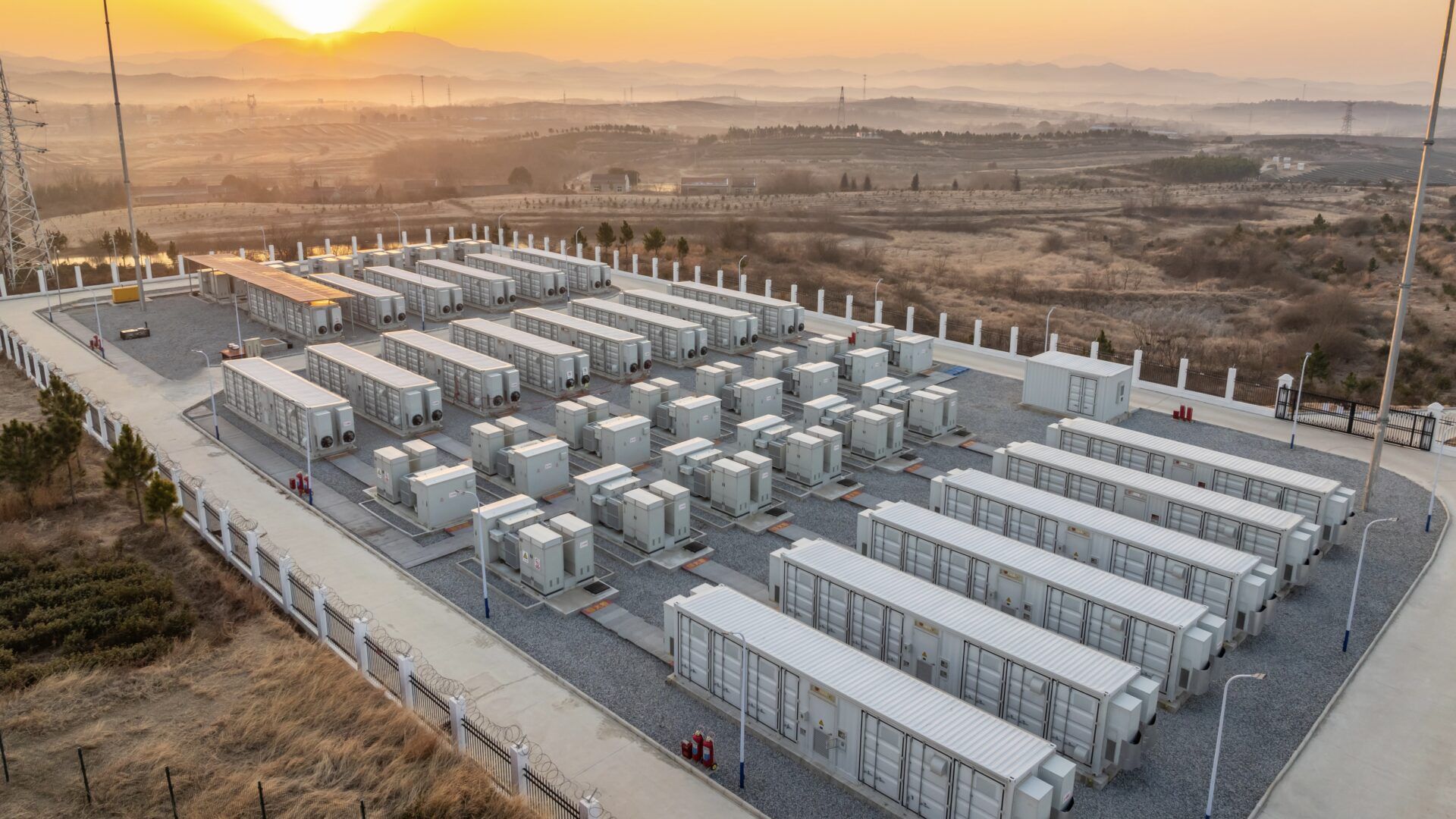 **Alt-Text (kurz & SEO-optimiert):**  > Großes Batteriespeicher-System für erneuerbare Energien bei Sonnenuntergang.